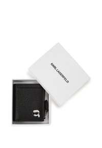 Portefeuille en cuir noir avec surface texturée, doté d'un logo Karl Lagerfeld en argent et d'une finition zippée, présenté dans une boîte blanche.