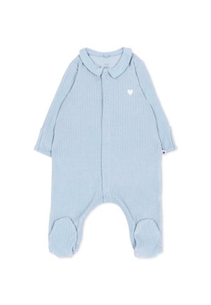 Pelele de bebé acanalado azul claro con mangas largas, piernas con pies, botones de presión en la parte delantera, cuello redondeado y un pequeño corazón blanco en el pecho.
