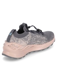 Scarpa da atletica grigia e rosa con tomaia in maglia, finitura testurizzata e suola flessibile, dotata di un pannello di richiamo e sistema di allacciatura.