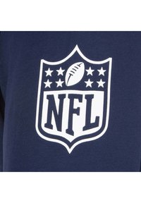 Námořnická látka s bílým logem NFL, které obsahuje fotbal a hvězdy, uzavřené v tvaru štítu s tučným písmem.