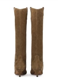 Stivaletti in suede verde oliva al ginocchio, con punta affilata e tacco a stiletto piccolo, caratterizzati da una texture liscia e dettagli di cucitura discreti.