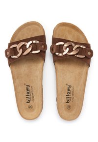 Sandales à glisser en daim marron avec une large lanière ornée d'un accent en chaîne dorée, semelle ergonomique et semelle intérieure texturée.