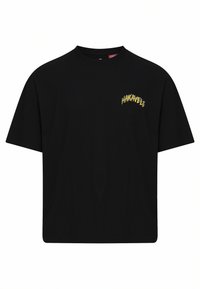 Svart bomull T-shirt med rund halsringning och korta ärmar. Har gul broderad text, "HAKAVELI," på vänstra bröstområdet.