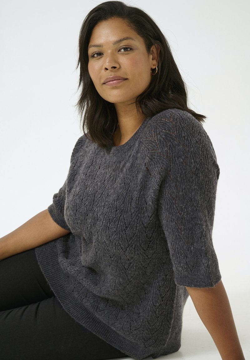 Sweter w kolorze węglowym, dziany, z krótkimi rękawami, z wyraźnym wzorem w zygzak i okrągłym dekoltem, wykonany z miękkiej mieszanki włókien.