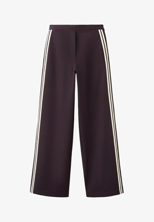 Zwarte broek met wijde pijpen en hoge taille, voorzien van drie witte strepen die verticaal langs elke zijnnaad lopen.