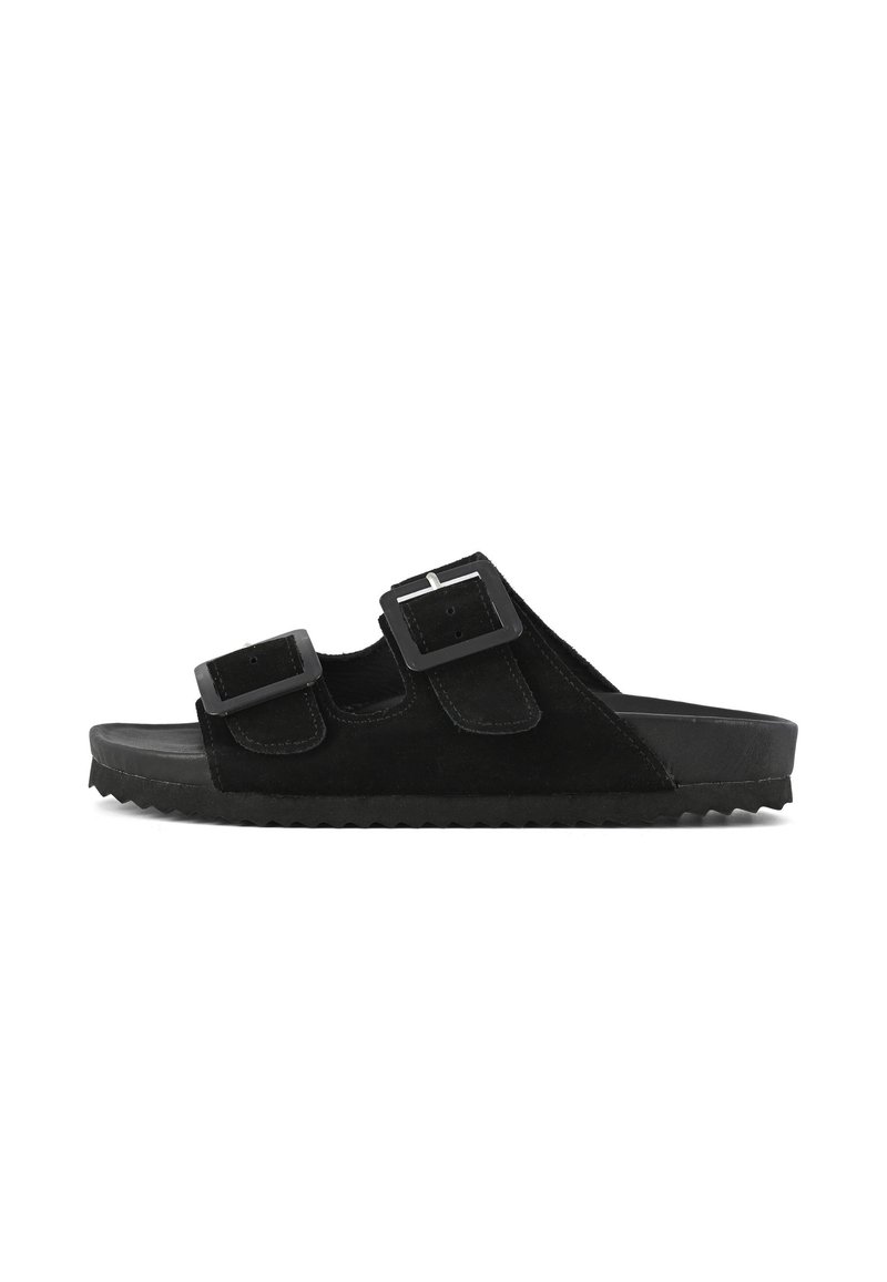 Svart mocka slide sandal med två justerbara remmar med fyrkantiga spännen, en texturerad, räfflad sula för grepp och en minimalistisk design.