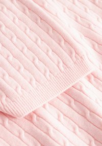 Roosa tekstuuriga kootud kangas kaabli mustriga, millel on soonikserv. Materjal näib olevat pehme ja soe, sobib rõivaste või aksessuaaride valmistamiseks.