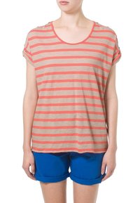 Pruhované béžové a korálové tričko s krátkým rukávem, zaobleným výstřihem a ohrnutými rukávy, spárované s modrými šortkami. Měkká látka, volný střih.