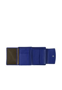 Portafoglio in pelle blu con più slot per carte, superficie testurizzata, tasca trasparente per l'ID e chiusura a scatto sul lato destro.