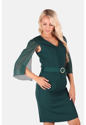 Grünes Kleid mit V-Ausschnitt, kurzer, taillierter Rock und fließenden, transparenten Glockenärmel. Verfügt über einen dekorativen Gürtel mit einer runden Schnalle. Glatte Textur.