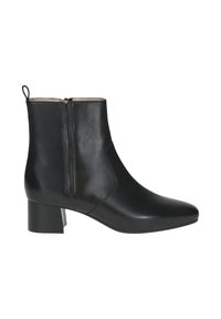 Botte de cheville en cuir noir avec un bout pointu et un talon à bloc modéré. Dispose d'une fermeture éclair sur le côté et d'une texture lisse. Design simple et épuré.