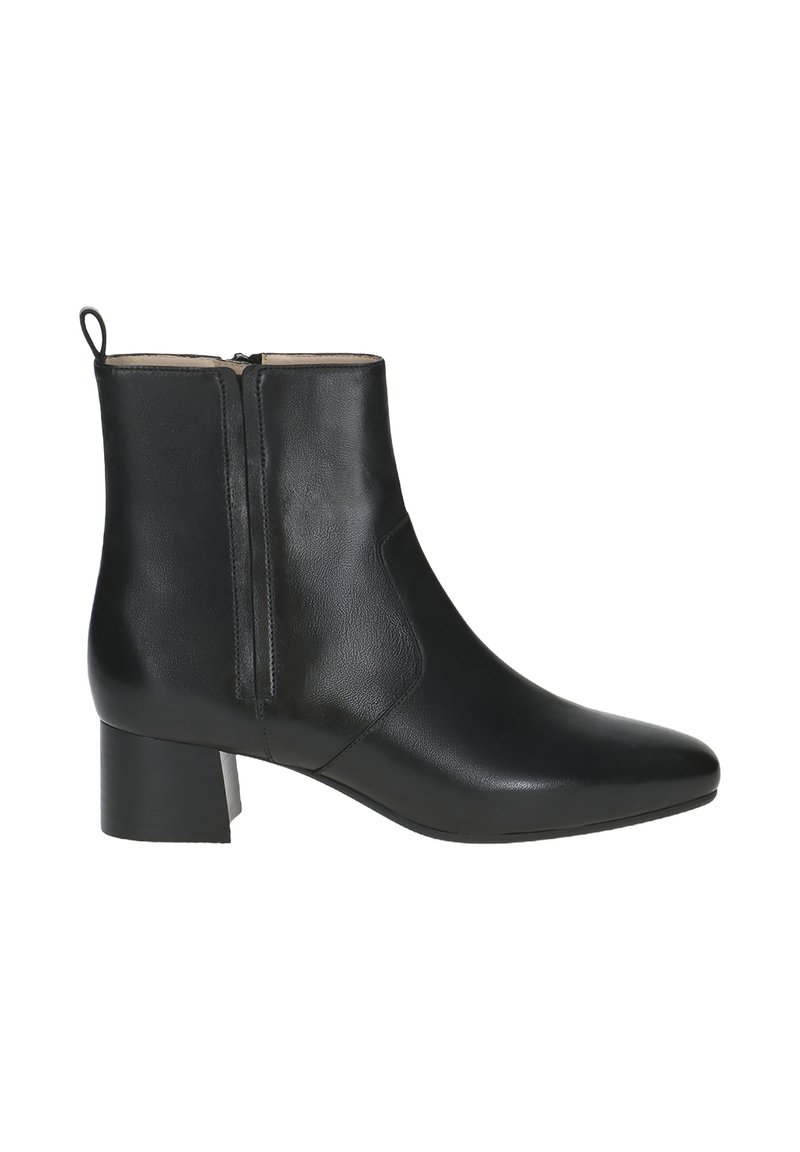 Botte de cheville en cuir noir avec un bout pointu et un talon à bloc modéré. Dispose d'une fermeture éclair sur le côté et d'une texture lisse. Design simple et épuré.
