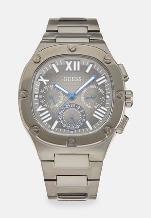 Montre en métal avec un cadran texturé gris, des accents bleus, des chiffres romains et un bracelet en maillons argentés poli. Dispose de sous-cadrans multifonction.
