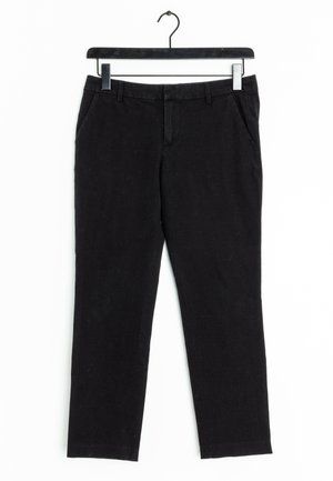 Pantalones negros hechos de una tela suave, con un diseño de pierna recta, dos bolsillos frontales y una cinturilla simple, colgados de una percha negra.