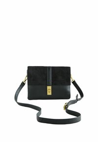 Schwarze Leder- und Wildleder-Crossbody-Tasche mit einem goldenen Verschluss, flaches Design, verstellbarer Gurt und glatter Textur, mit einem kontrastierenden Paneel.