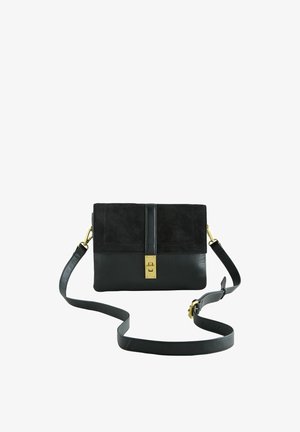 Czarna skórzana torba na ramię z zamszu z złotym zapięciem, płaski design, regulowany pasek i gładka tekstura, z kontrastowym panelem.