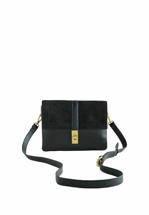 Černá kožená a sametová crossbody taška se zlatým sponou, plochý design, nastavitelný popruh a hladká textura, s kontrastními panely.
