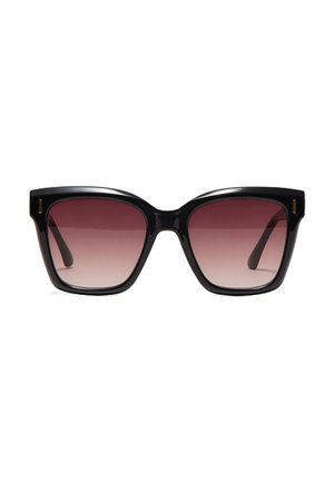 Czarne, duże, kwadratowe okulary przeciwsłoneczne z gradientowymi brązowymi soczewkami i grubymi oprawkami na białym tle.