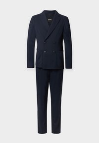 Σκούρο μπλε διπλόστροφο κοστούμι με δομημένο πέτο, δύο εμπρόσθιες τσέπες και ταιριαστό παντελόνι. Κατασκευασμένο από υφασμα με υφή.