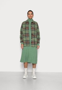 Samsøe Samsøe ROSALIE OVERSHIRT  - Casaco curto - dark ivy