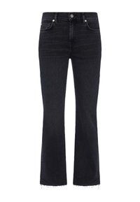 Schwarze, ausgestellt geschnittene Jeans aus Denim mit rohem Saum, Fünf-Taschen-Design und silbernen Hardware-Details am Bund und den Taschen.