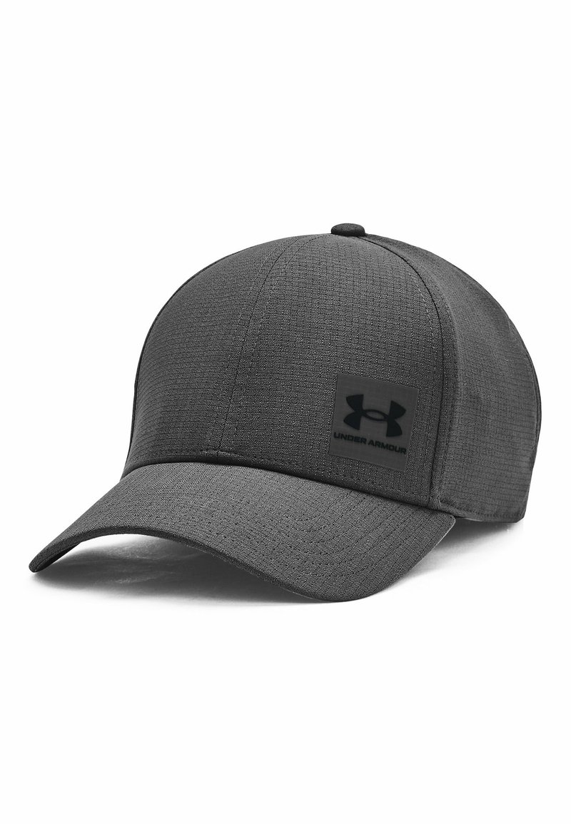 Tamsiai pilka beisbolo kepurė, pagaminta iš tekstūruoto audinio, su juodu "Under Armour" logotipo pleistru priekyje ir lenktu kraštu.