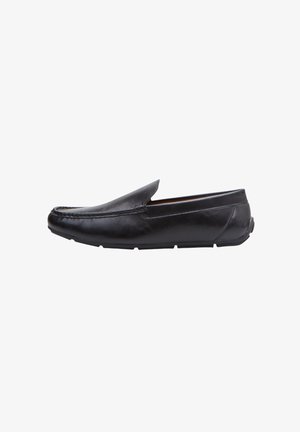 Mocassino slip-on in pelle nera con punta arrotondata e dettagli cuciti, suola piatta in gomma progettata per un uso casual o professionale.