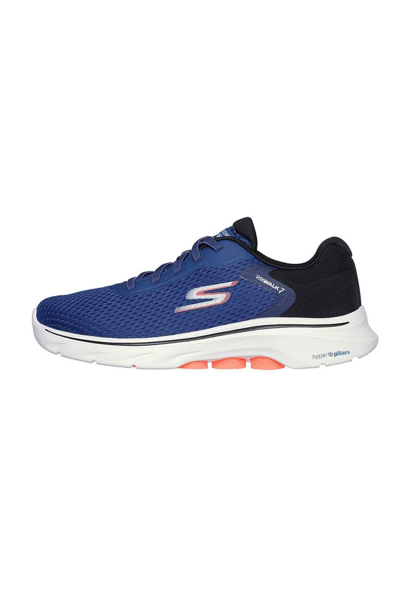 Zapatilla deportiva azul con parte superior de malla, acentos negros, suela blanca y características de amortiguación naranja. Logo visible en el lado exterior.