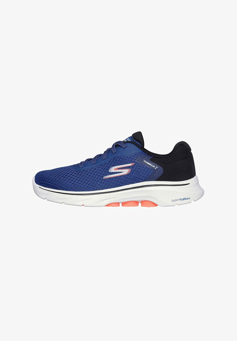 Zapatilla deportiva azul con parte superior de malla, acentos negros, suela blanca y características de amortiguación naranja. Logo visible en el lado exterior.