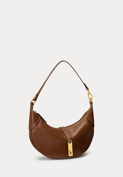 Brun halvmåneformet læderhåndtaske med en enkelt rem og guld lynlås og spænder, med et lille indgraveret logo mærke.