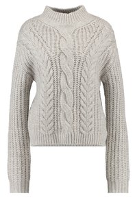 Jasnoszary sweter w splot warkoczowy z wysokim kołnierzem. Struktura jest gruba, z prążkowanym obszyciem na dole i mankietach oraz misternymi plecionymi wzorami na całej powierzchni.