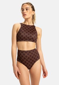 Hnedý kvetinový bikiny set s vysokým nákrčníkom a vysokým pásom. Tkanina má hladkú štruktúru s opakujúcim sa vzorom kvetov.