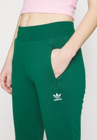 adidas Originals SLIM JOGGER - Teplákové kalhoty - dark green