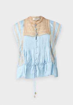 Lichtblauwe blouse met korte mouwen met beige kanten details, vooraan stofbedekte knopen, plooien en een koord aan de zoom met gouden accenten.