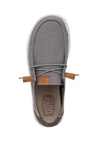 Scarpa slip-on in tessuto grigio con punta rotonda, lacci elastici e dettagli in pelle beige. Dotata di suola bianca maculata e soletta con marchio.