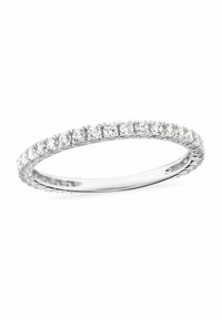 Anello sottile in argento con piccole diamanti rotondi trasparenti che circondano la metà superiore dell'anello.