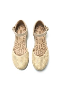 Beige gewebte Stoffschuhe mit runder Zehenform und Knöchelriemen. Die strukturierte Innensohle zeigt ein Blattmuster. Leichtes Design, geeignet für Freizeitschuhwerk.