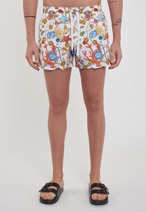 Pantaloni da bagno bianchi con una stampa colorata di coralli, gemme ed elementi nautici. Vita elasticizzata con cordino e una vestibilità rilassata.
