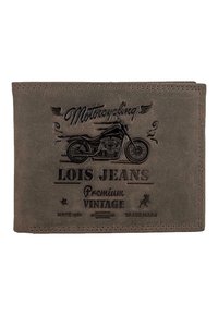 Billetera de cuero marrón con un gráfico de motocicleta en relieve y texto. Elementos destacados incluyen costuras, un diseño vintage y detalles del logotipo.