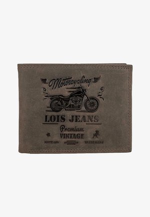 Billetera de cuero marrón con un gráfico de motocicleta en relieve y texto. Elementos destacados incluyen costuras, un diseño vintage y detalles del logotipo.