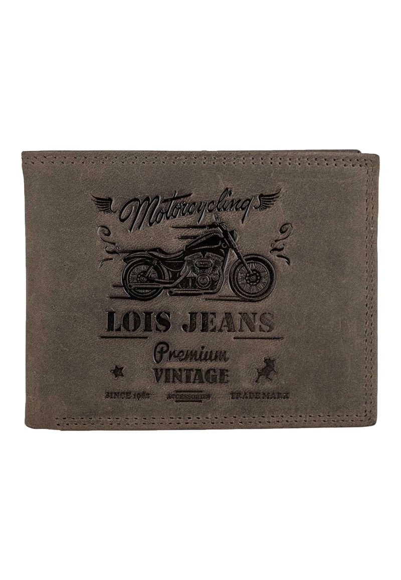Billetera de cuero marrón con un gráfico de motocicleta en relieve y texto. Elementos destacados incluyen costuras, un diseño vintage y detalles del logotipo.
