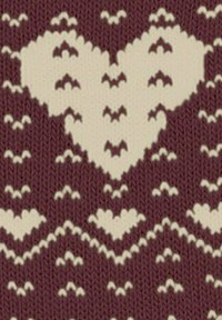 Un tissu tricoté avec un fond bordeaux orné de motifs de cœurs crème, texturé avec des formes géométriques variées et des détails complexes.