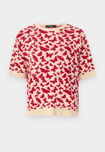 Κόκκινο και κρεμ πουλόβερ πλεκτό με σχέδιο πεταλούδας, κοντά μανίκια και στρογγυλή λαιμόκοψη. Μαλακή υφή με ριμπ λεπτομέρειες στο στρίφωμα και στα μανίκια.