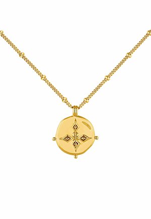 El collar de oro presenta un colgante redondo texturizado con un diseño geométrico, resaltado por pequeños acentos rojos. La cadena tiene cuentas alternadas de textura lisa y texturizada.