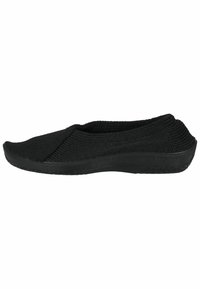 Chaussure noire à enfiler avec une tige en tricot texturé et une semelle en caoutchouc flexible. Le design présente un bout arrondi et des accents de couture minimaux.