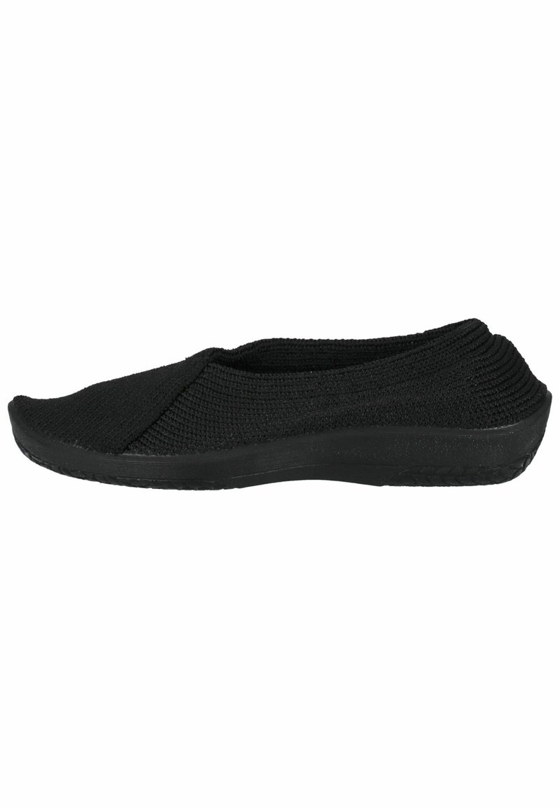 Chaussure noire à enfiler avec une tige en tricot texturé et une semelle en caoutchouc flexible. Le design présente un bout arrondi et des accents de couture minimaux.