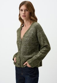 Olijfgroene cardigan met een diepe V-hals, textuurnaaikatoen en drie grote knopen. Kenmerkt losse, lange mouwen en geribbelde manchetten.