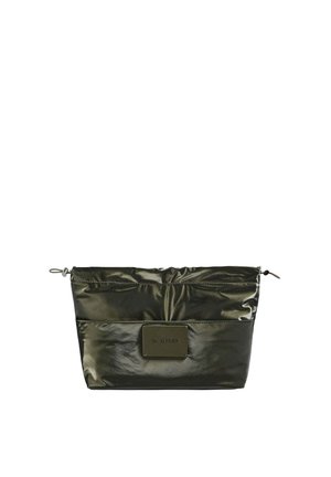 Bolsa de saco negra brillante con cierre de cordón en la parte superior, forma rectangular y una etiqueta frontal que dice "SCALPERS".