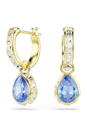 Pendientes de aro dorados con gemas cuadradas transparentes y piedras colgantes azules en forma de lágrima engastadas en oro.