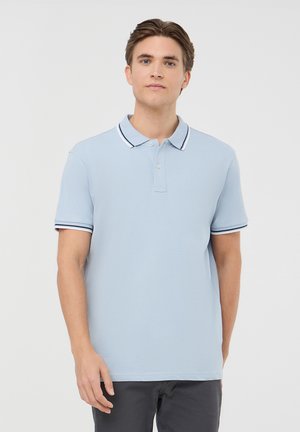 Polo shirt azzurro chiaro in cotone, con colletto classico, placket con due bottoni e dettagli a righe navy sul colletto e sulle maniche.